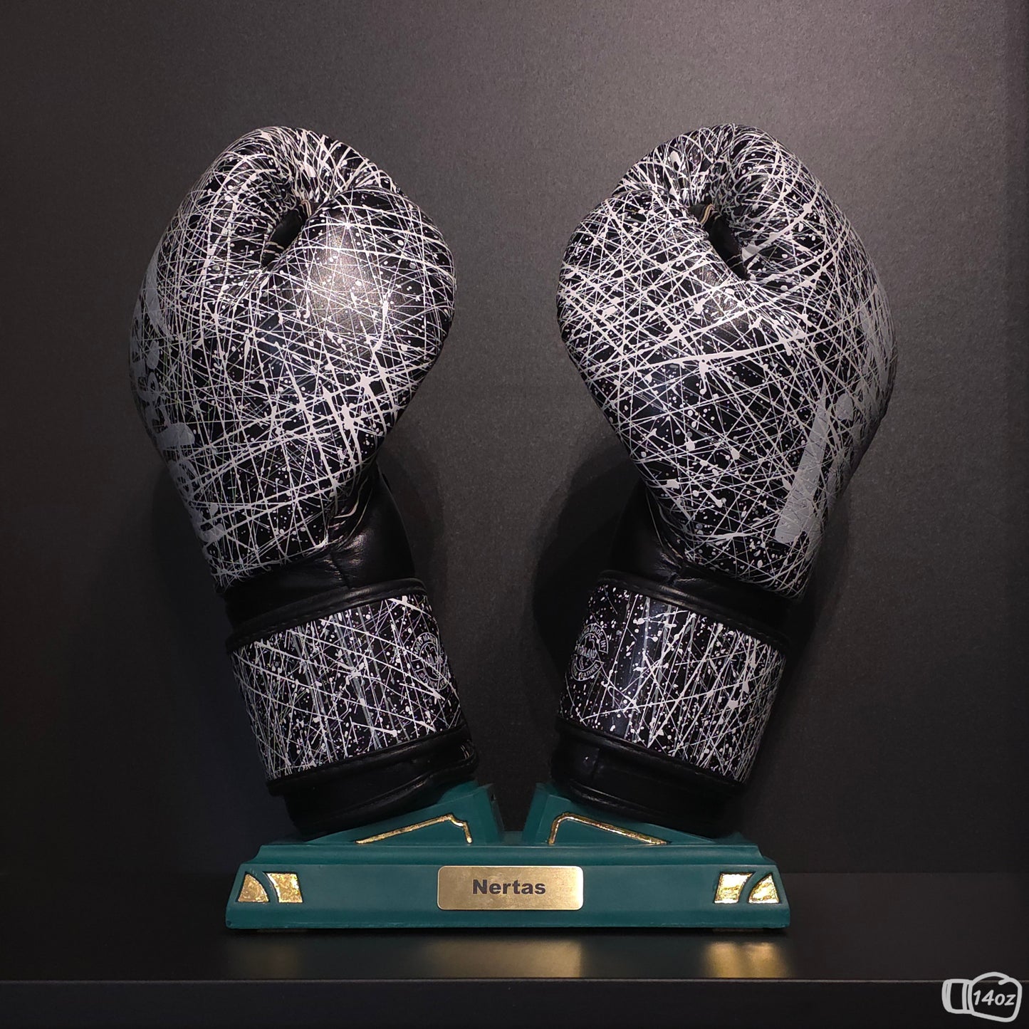 Limitierter Grüner Nertas Boxhandschuhhalter/ Boxhandschuhständer mit vergoldeter(24K) Details. Zusätzlich eine Messing Personalisierung. Zu sehen mit Boxhandschuhen.