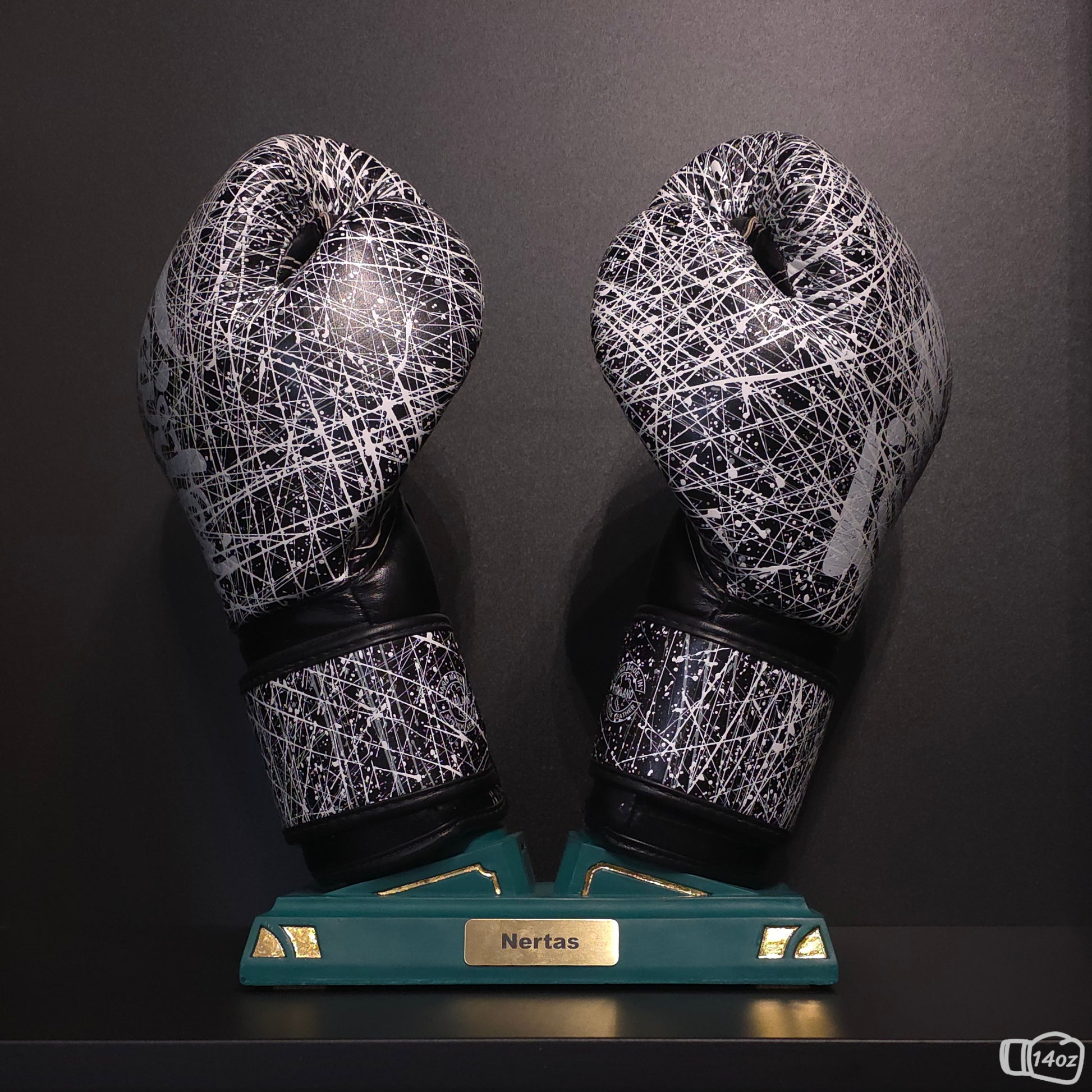Limitierter Grüner Nertas Boxhandschuhhalter/ Boxhandschuhständer mit vergoldeter(24K) Details. Zusätzlich eine Messing Personalisierung. Zu sehen mit Boxhandschuhen.