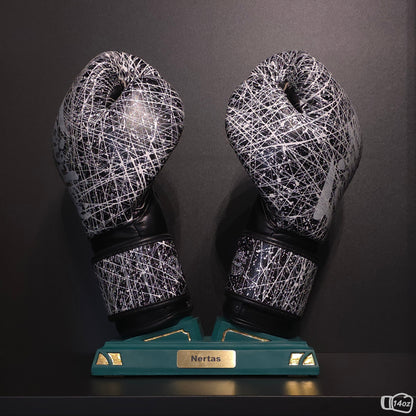 Limitierter Grüner Nertas Boxhandschuhhalter/ Boxhandschuhständer mit vergoldeter(24K) Details. Zusätzlich eine Messing Personalisierung. Zu sehen mit Boxhandschuhen.