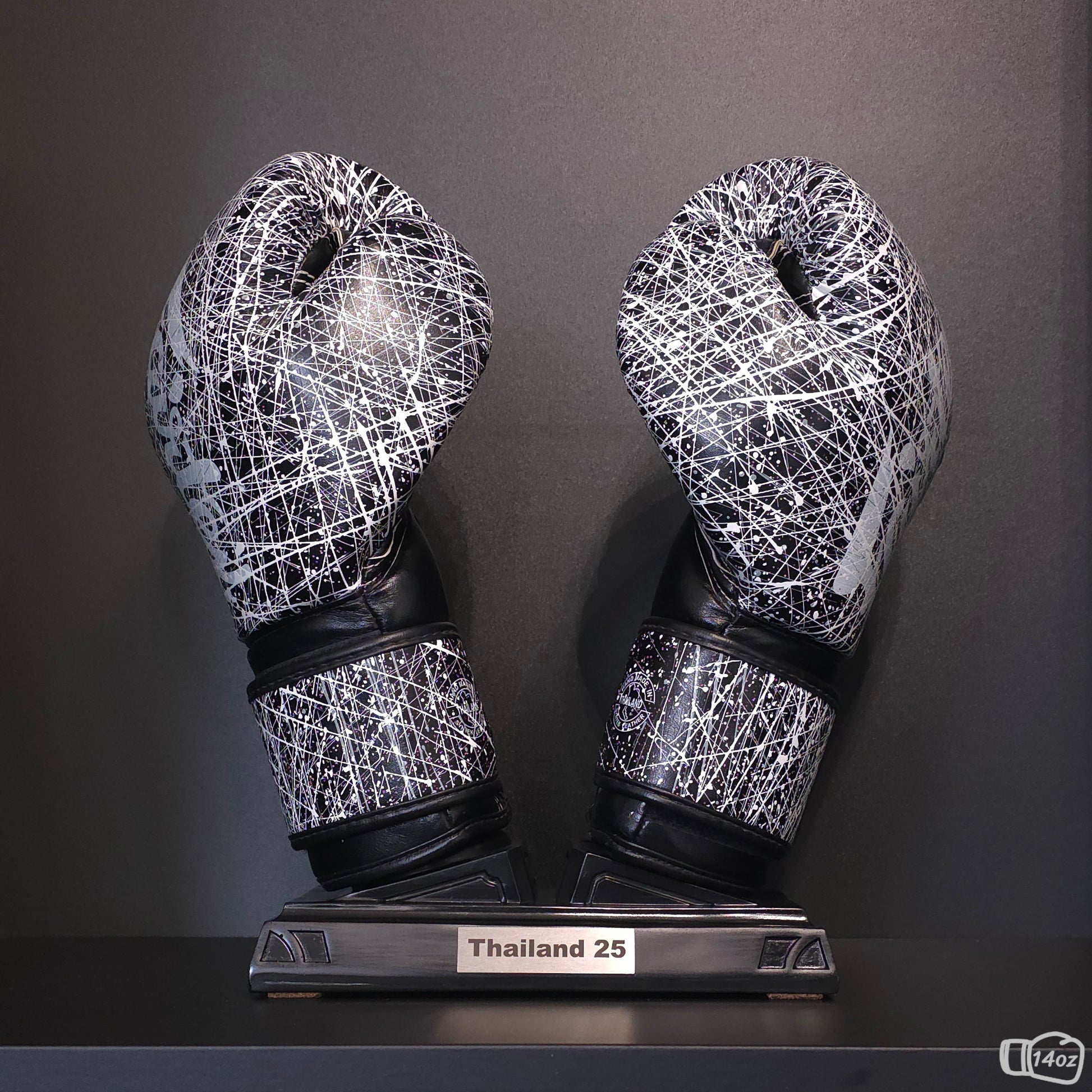 Schwarzer Nertas Boxhandschuhhalter/-ständer mit der Edelstahl Personalisierung. Dargestellt mit Boxhandschuhen.