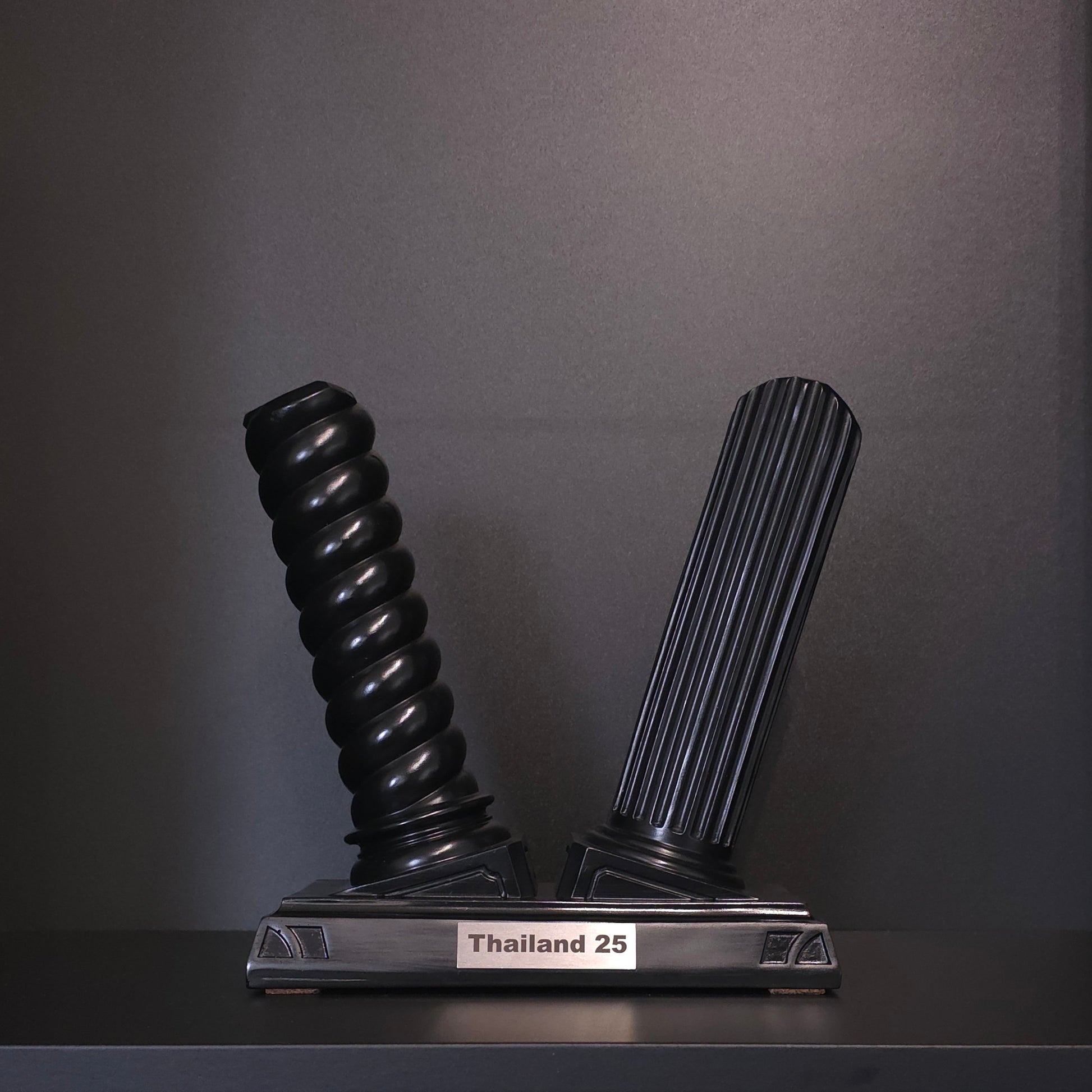 Schwarzer Nertas Boxhandschuhhalter/-ständer mit der Edelstahl Personalisierung.