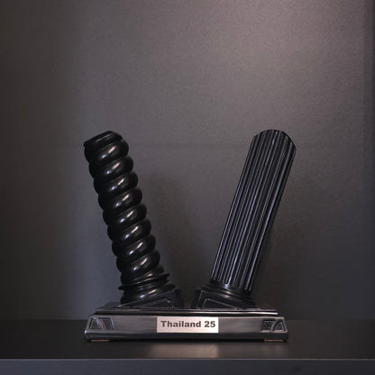 Schwarzer Nertas Boxhandschuhhalter/-ständer mit der Edelstahl Personalisierung.