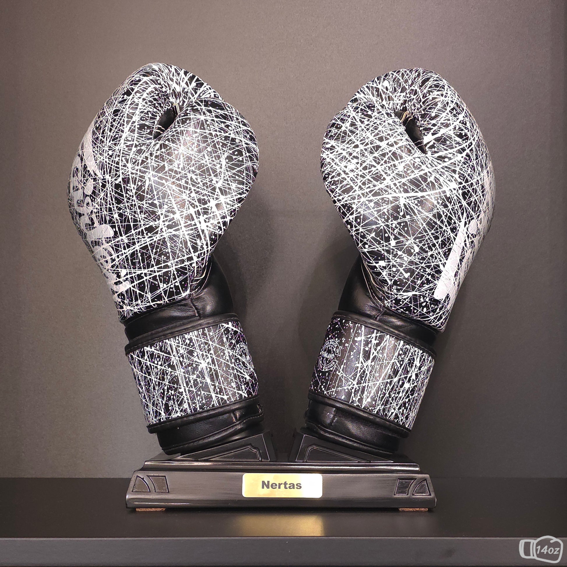 Schwarzer Nertas Boxhandschuhhalter/-ständer mit der Messing Personalisierung. Dargestellt mit Boxhandschuhen.