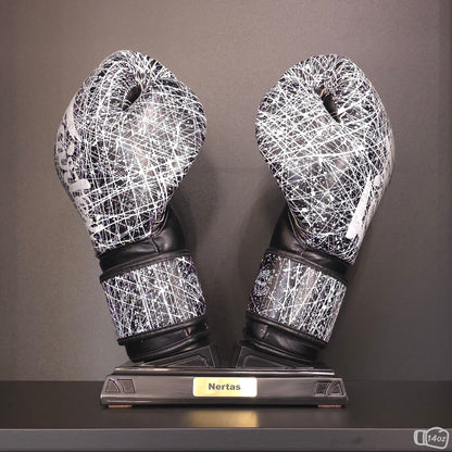 Schwarzer Nertas Boxhandschuhhalter/-ständer mit der Messing Personalisierung. Dargestellt mit Boxhandschuhen.