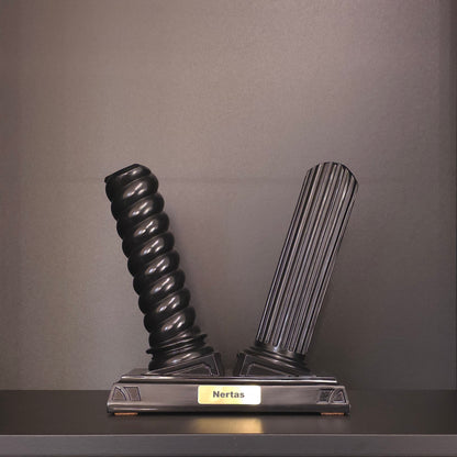 Schwarzer Nertas Boxhandschuhhalter/-ständer mit Messing Personalisierung.