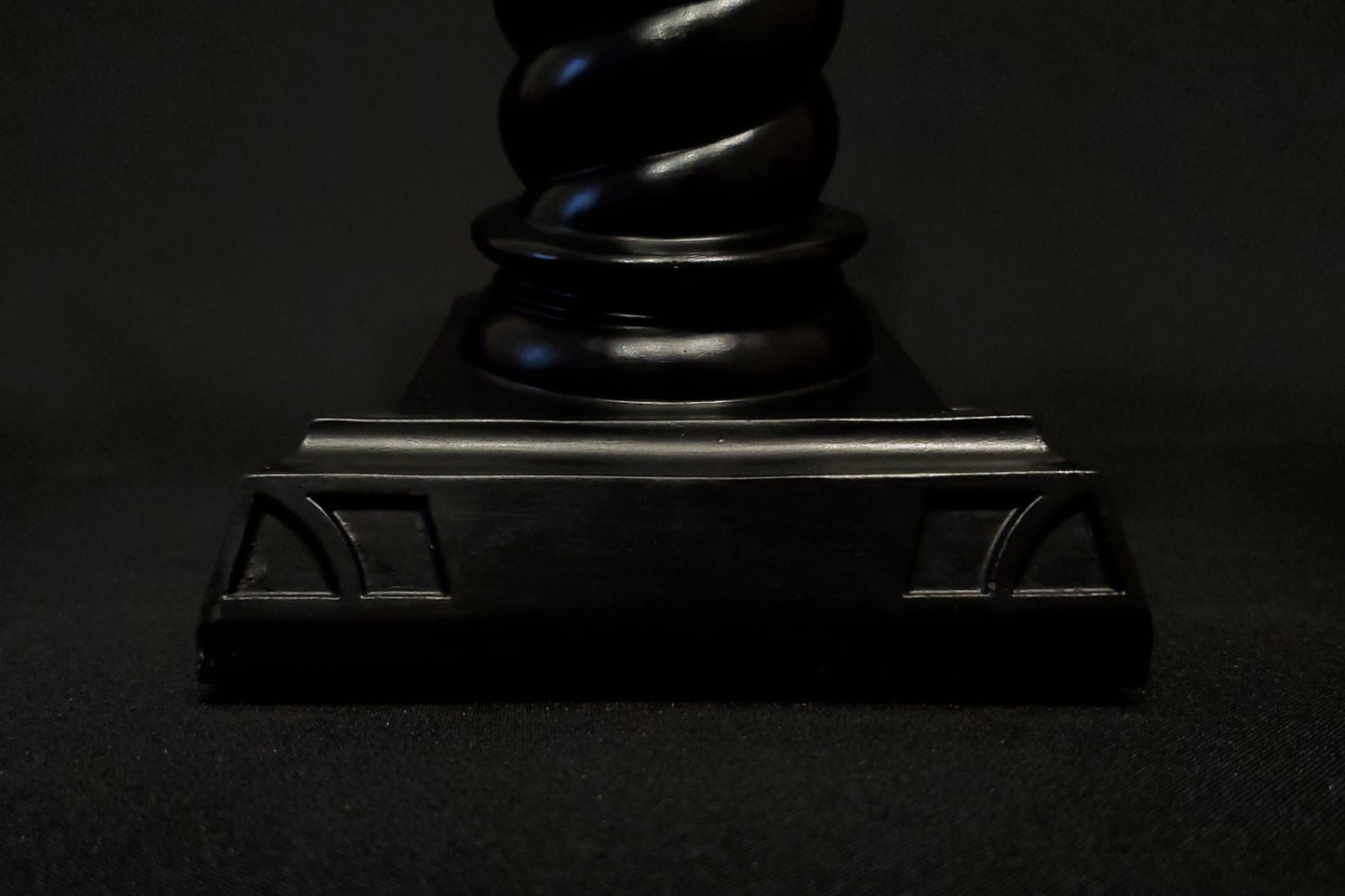 Detailansicht des schwarzen Nertas Boxhandschuhständers/-halters. Zu sehen ist ein schwarzer Boxhandschuhhalter/-ständer
