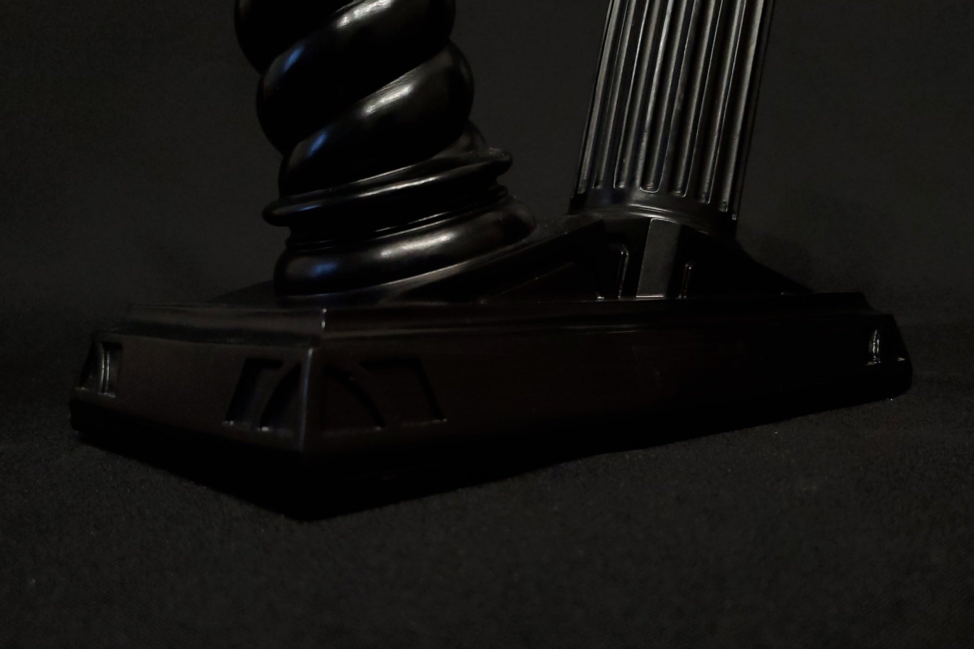 Detailansicht des schwarzen Nertas Boxhandschuhständers/-halters. Zu sehen ist ein schwarzer Boxhandschuhhalter/-ständer