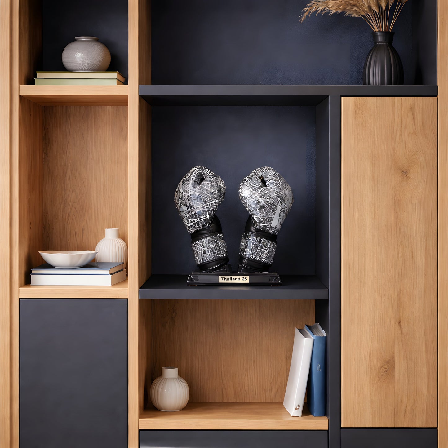 Edler Nertas Boxhandschuhhalter mit Boxhandschuhen. Stilvoll platziert in einem Regal