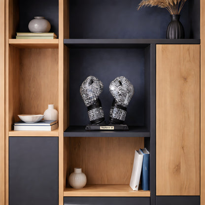 Edler Nertas Boxhandschuhhalter mit Boxhandschuhen. Stilvoll platziert in einem Regal