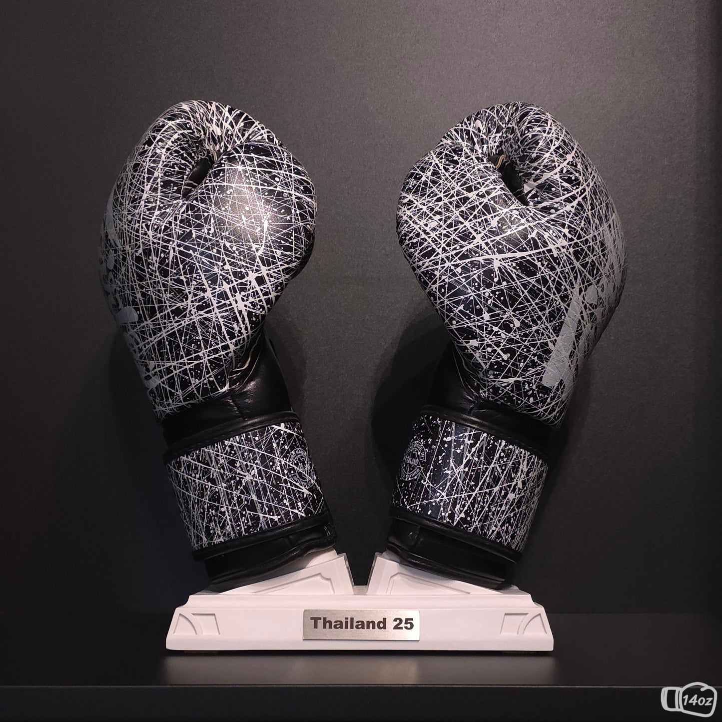 Weisser Nertas Boxhandschuhhalter/ Boxhandschuhständer mit der Edelstahl Personalisierung. Zu sehen mit Boxhandschuhen.