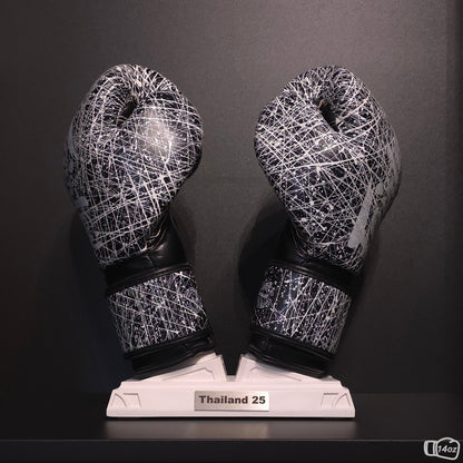 Weisser Nertas Boxhandschuhhalter/ Boxhandschuhständer mit der Edelstahl Personalisierung. Zu sehen mit Boxhandschuhen.