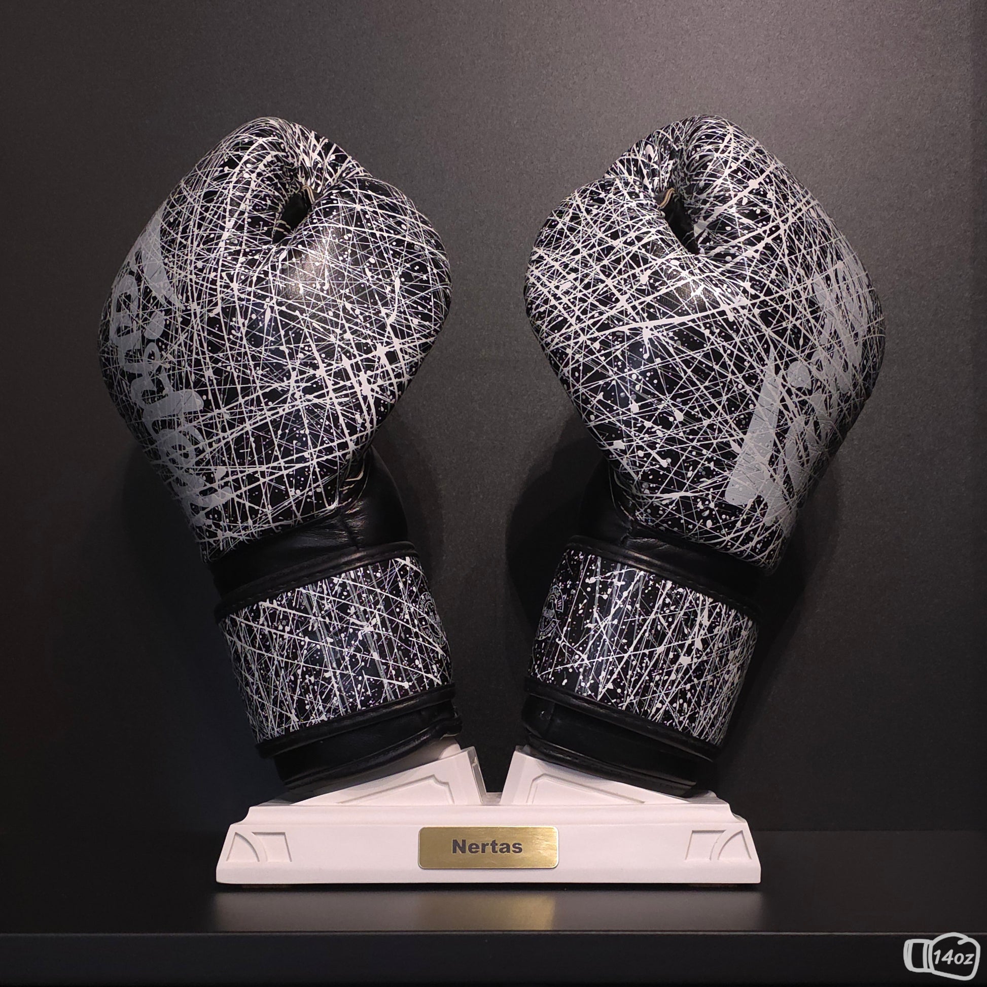 Weißer Nertas Boxhandschuhhalter/ Boxhandschuhständer mit der Messing Personalisierung. Zu sehen mit Boxhandschuhen.