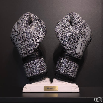 Weißer Nertas Boxhandschuhhalter/ Boxhandschuhständer mit der Messing Personalisierung. Zu sehen mit Boxhandschuhen.