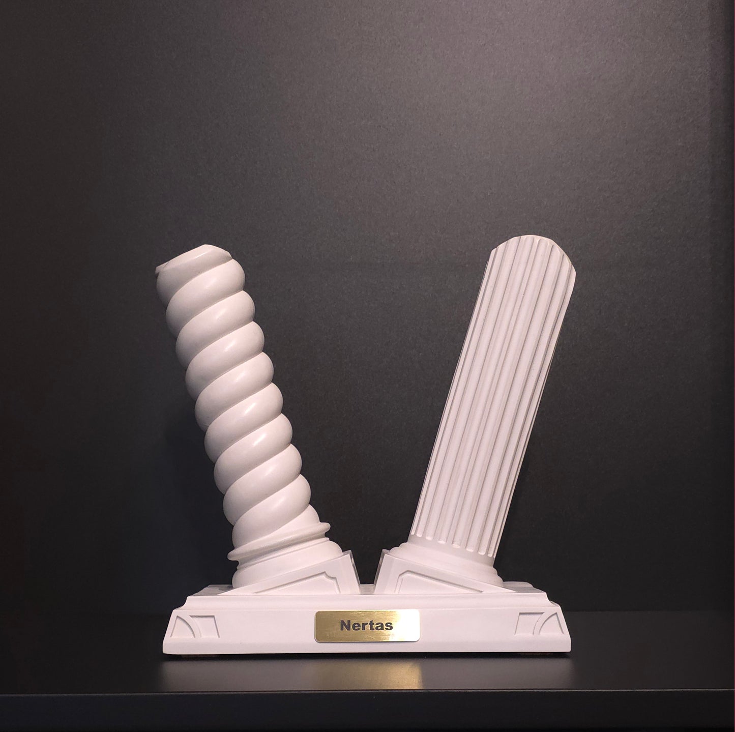 Weißer Nertas Boxhandschuhhalter/ Boxhandschuhständer mit der Messing Personalisierung.