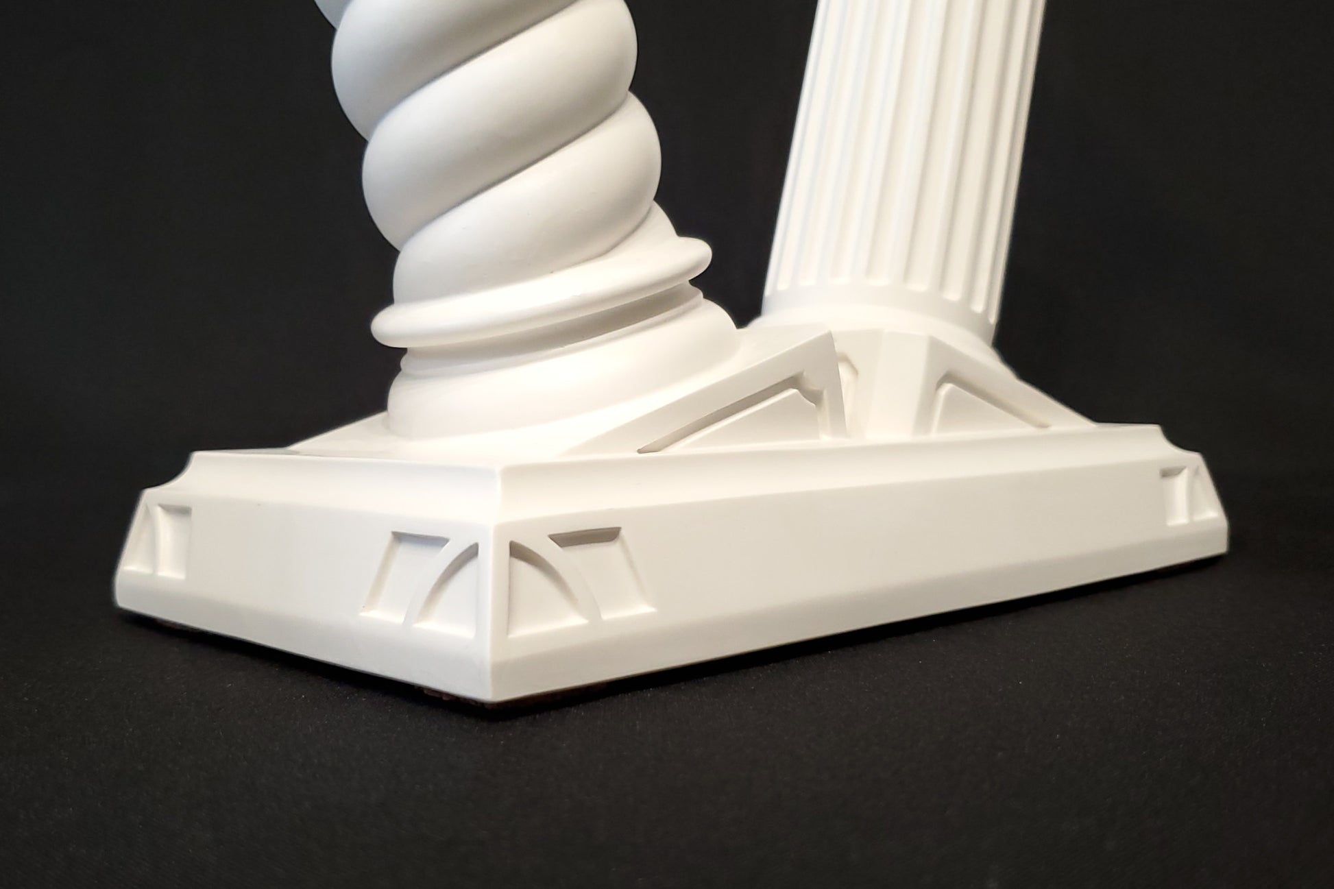 Detailansicht des weißen Nertas Boxhandschuhständers/-halters. Zu sehen ist ein weißer Boxhandschuhhalter/-ständer.