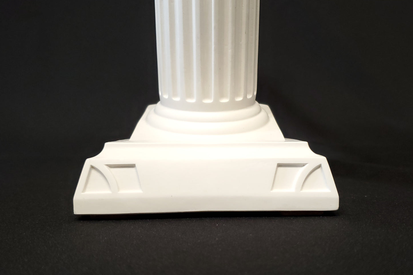 Detailansicht des weißen Nertas Boxhandschuhständers/-halters. Zu sehen ist ein weißer Boxhandschuhhalter/-ständer
