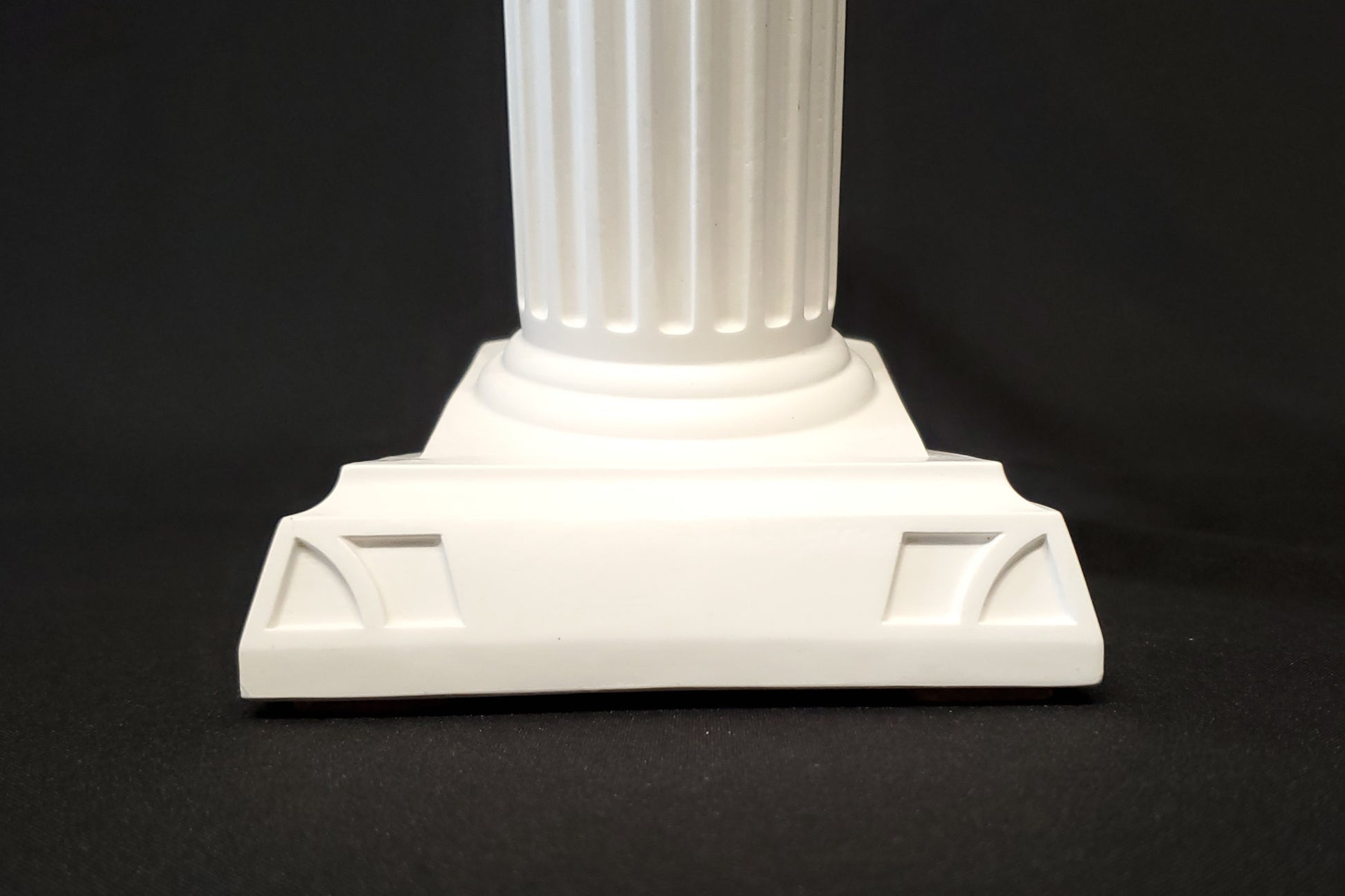 Detailansicht des weißen Nertas Boxhandschuhständers/-halters. Zu sehen ist ein weißer Boxhandschuhhalter/-ständer
