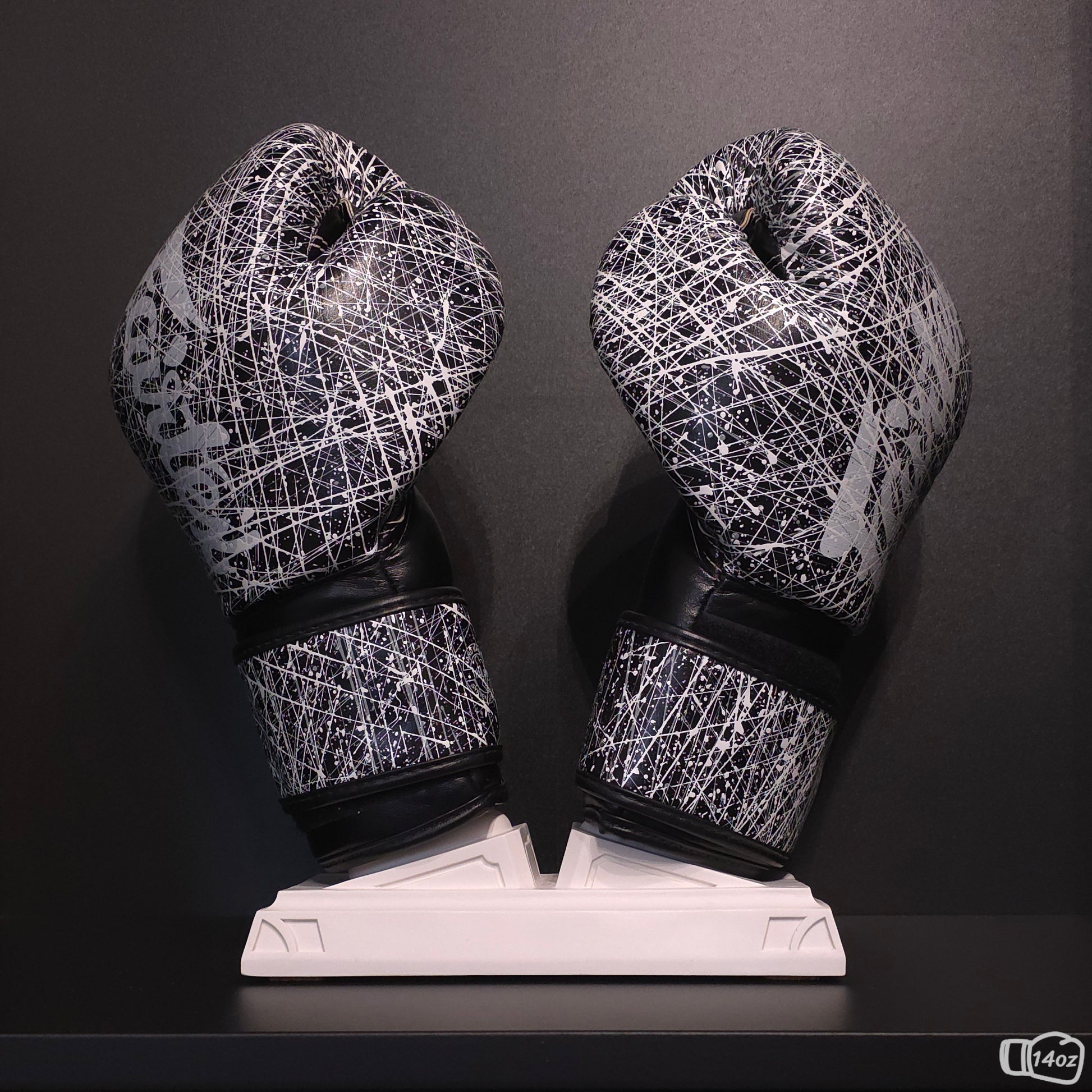 Weißer Nertas Boxhandschuhhalter/ Boxhandschuhständer ohne Personalisierung. Zu sehen mit Boxhandschuhen.