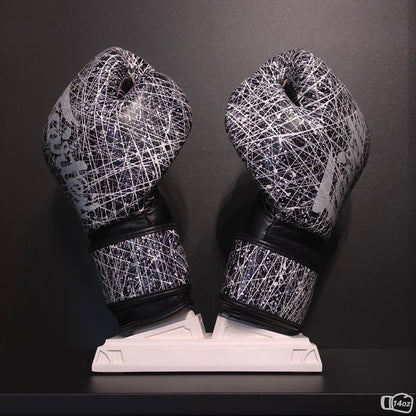 Weißer Nertas Boxhandschuhhalter/ Boxhandschuhständer ohne Personalisierung. Zu sehen mit Boxhandschuhen.