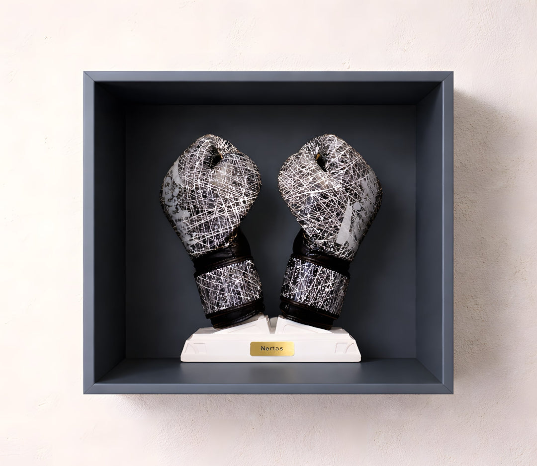 Luxuriöse Deko für Kampfsportler. Ein edler Boxhandschuhhalter/ Boxhandschuhständer mit Boxhandschuhen. Platziert in einem Regalwürfel.