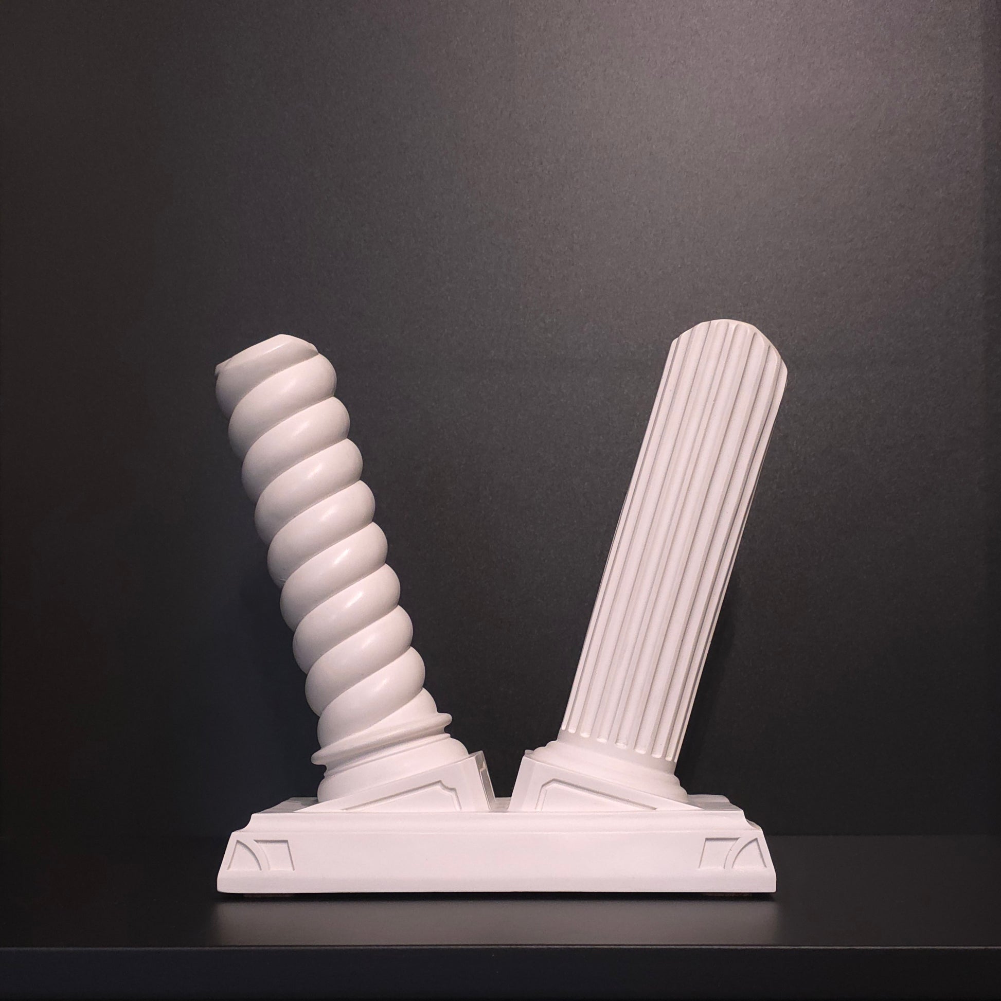 Weißer Nertas Boxhandschuhhalter/-ständer ohne Personalisierung.