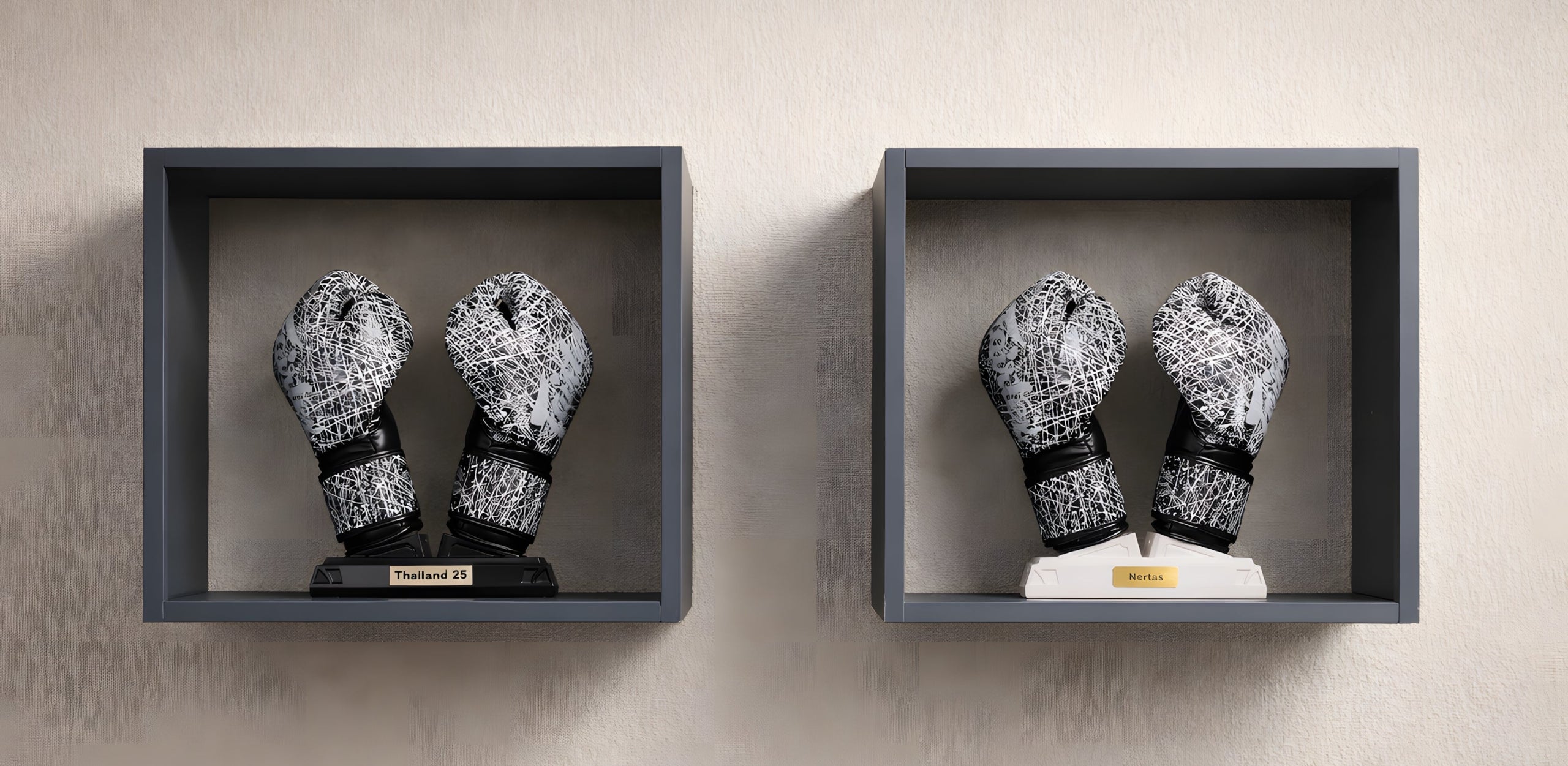 Luxuriöse Deko für Kampfsportler. Zwei edle Boxhandschuhhalter mit Boxhandschuhen. Platziert in Regalwürfeln.