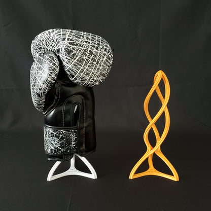 Das Bild zeigt zweimal den Nertas Boxhandschuh Trockner. Rechts in orange und links in weiß mit schwarz weißem Handschuh